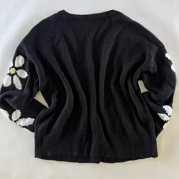 Black Daisy Floral Cardigan Sweater - 2XL - Picture 4 of 4